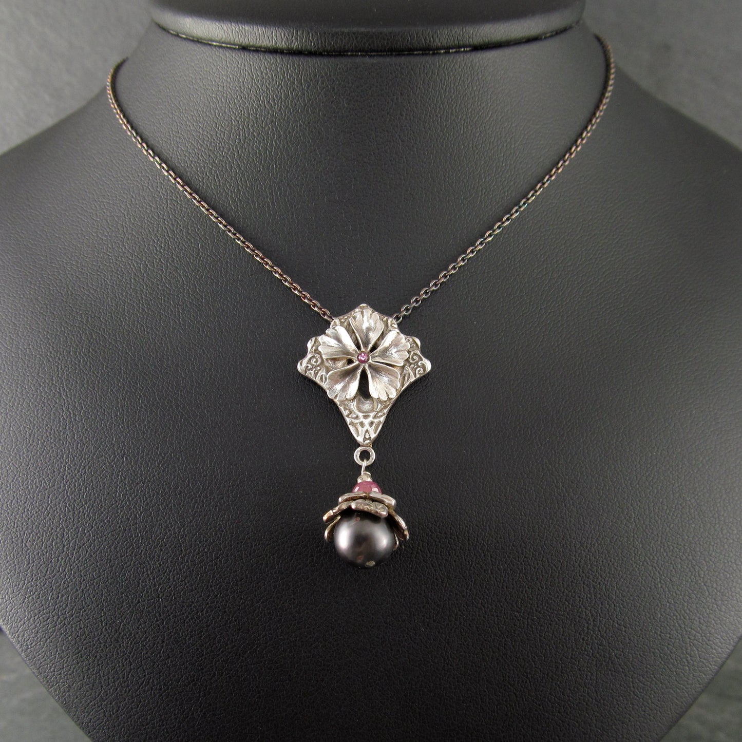 Flower pendant with pink sapphire and black Tahitian pearl