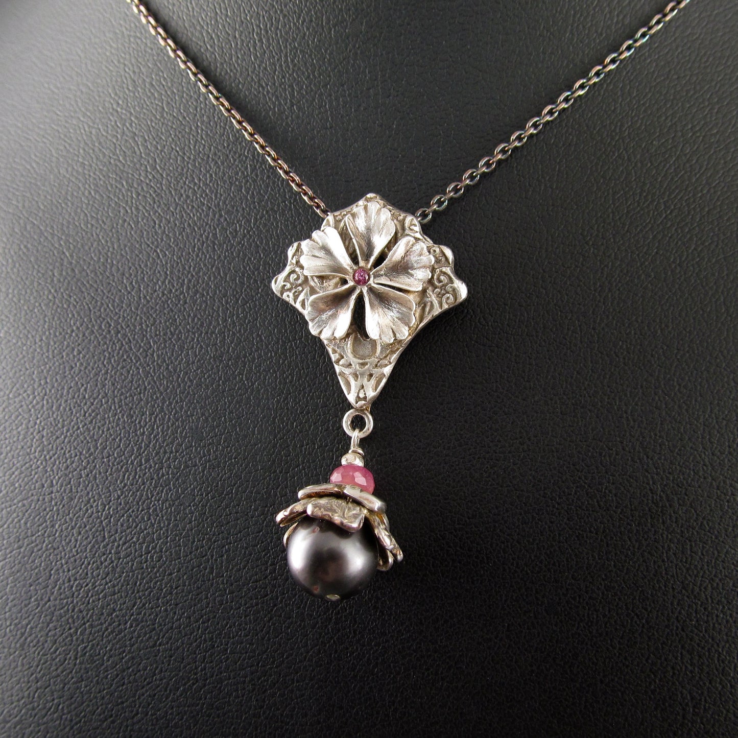 Flower pendant with pink sapphire and black Tahitian pearl